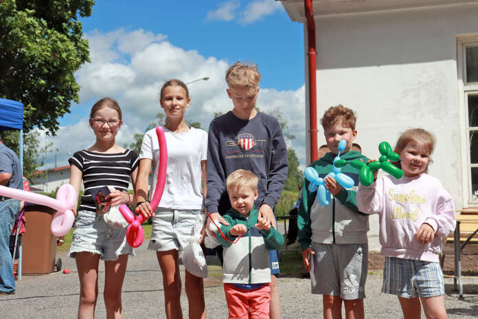 Iiris Paavonen sekä Aida, Oskari, Nooa, Ellen ja Samuel (edessä) Soro kertoivat viihtyvänsä Melliläpäivillä ja odottavansa jo kovasti Melliläjärven ympärijuoksua.
