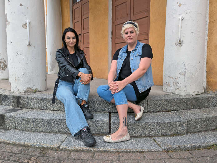 Ysärifest järjestetään tänä vuonna Heimolinnassa ja sen piha-alueella. Tapahtuman markkinointivastaava Emilia Toivonen ja Loimifest ryn Carita Merisaari odottavat paikalle muutamaa sataa ysärifania.