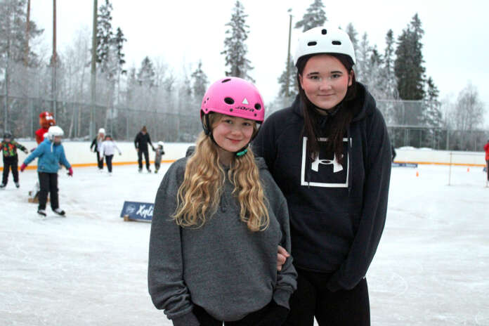Ypäjäläiset Viola Mäkelä, 12 ja Josefiina Pelli, 11, iloitsevat siitä, että tällaisia iloisia ulkoilmatapahtumia järjestetään Ypäjällä.