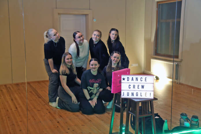 Tanssistudion Dance Crew Jungle löysi Kojonkulmalta. Kun tilaan saatiin vielä peilitkin hankittua, ei yhteistreenien onnistuminen ole kuin tanssijoiden aikatauluista kiinni. Ylärivissä Tiiu Salonen, Siiri Pullinen, Emma Niemi, ja Aurora Hämäläinen. Alarivissä Milla Kavander, Netta Leppämäki ja Unna Nurmi. Kuvasta puuttuu Mimmi Mäkilä ja Emma Heinonen.