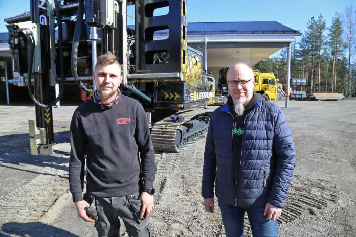Solarpilingin yrittäjät Ville Satola ja Hannu Vesamäki uskovat, että aurinkopaneelikenttien rakennustahti kiihtyy lähivuosina.