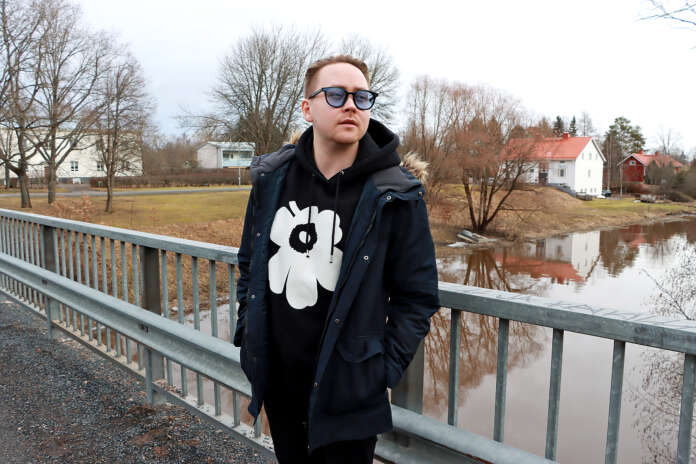 Shanghaissa Kiinassa tätä nykyä asuva Niilo Hirvonen käy välillä piipahtamassa entisessä kotikaupungissaan. Loimaalla asuu vanhojen ystävien lisäksi äiti ja isoäiti.
