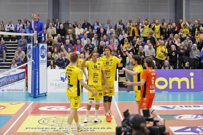 Hurrikaanin hopeajoukkueen ulkomaalaisviisikko (Camden Gianni, Matt West, Shunichiro Sato, Zachary Hollands ja Troy Gooch) ei jatka Loimaalla. Taustalla näkyvä Eetu Häyrinen ilmoitti vuoden jatkosopimuksestaan lauantaina.