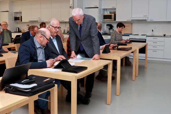 Keskustan valtuutetut Pekka Ahokas, Olavi Ala-Nissilä ja Raimo Huhtala tekivät suunnitelmia ennen valtuuston kokouksen alkamista. Huhtala jätti lopussa kaksi aiemmin käsittelemättä jäänyttä valtuustoaloitetta uudelle valtuustolle.
