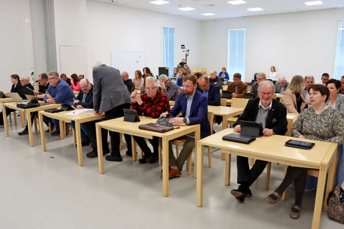 Valtuustokausi 2021–2025 päätettiin hyvissä tunnelmissa Sarka-museon tiloissa maanantaina 19. toukokuuta.