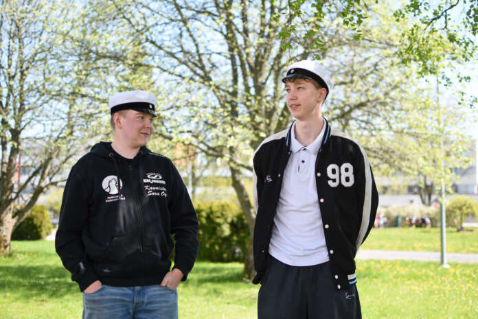 Sanotaan, että ylioppilaslakkia ei saisi käyttää ennen varsinaista juhlapäivää, sillä se tuo huonoa onnea. Frans Laukka ja Micky Enqvist eivät kuitenkaan ole taikauskoisia. He valmistuvat ylioppilaiksi Kosken lukiosta.