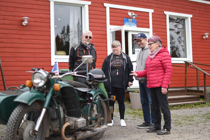 Jukka Nieminen kurvasi Krapurantaan vuoden 1974 Dnepr-pyörällä. Menopeliä pysähtyivät ihailemaan Kirsti Mäkinen, Veli Lappalainen ja Mirja Elo.