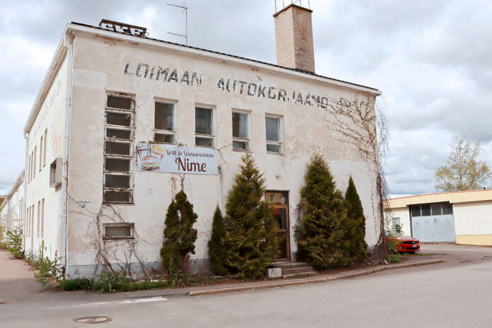 Vesikoskenkadun ja Seppälänkadun kulmassa sijaitseva Loimaan vanhan autokorjaamon rakennus on valmistunut 1940-luvun alussa. Vieressä on 1970-luvulla tehty tasakattoinen rakennus. Molemmat sijaitsevat omilla tonteillaan.