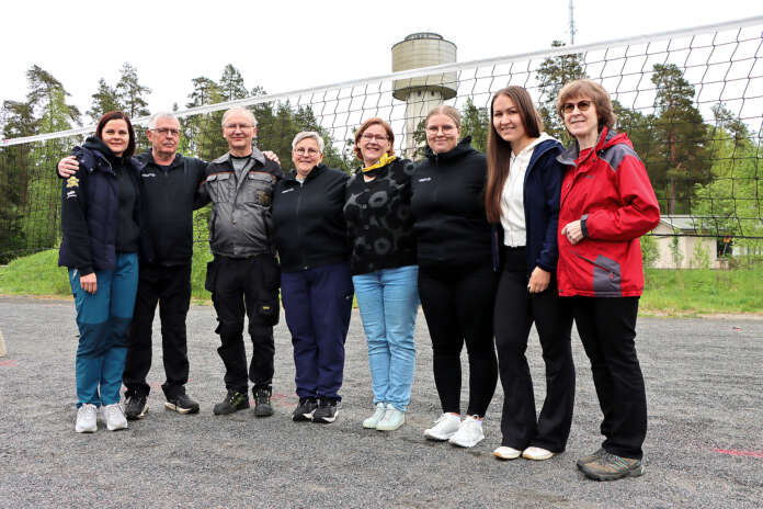 Minna Vähä-Hakulalla, Ari Ahlqvistilla, Jouni Tuomolalla, Sirpa Ahlqvistilla, Eija Tuomolalla, Laura Ahlqvistilla, Niina Leppikoskella ja Eija Tuomolalla on lähes kaikilla kokemusta myös Loimaalla aiemmin vuonna 2006 järjestetystä Power Cupista. Serkusten eli Lauran, Minnan ja Niinan lentopalloinnostus on tarttunut myös perheiden muihin jäseniin.