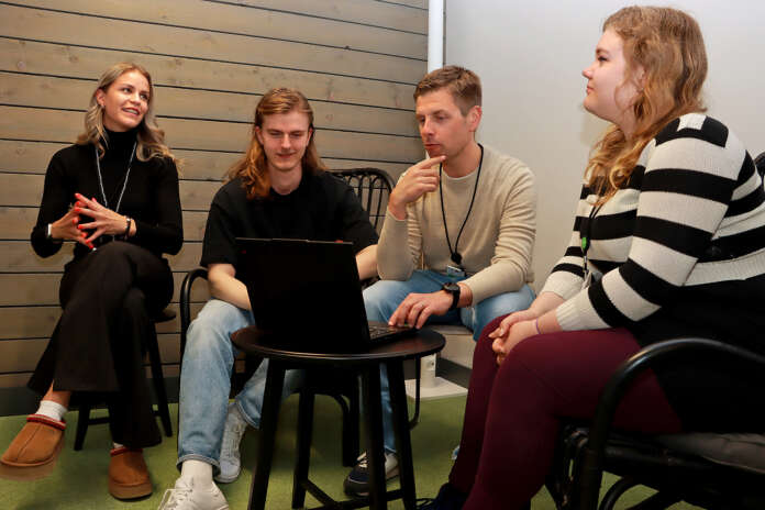 Kesätyöntekijöiden esihenkilö ja kouluttaja Mika Tuominen (toinen oik.) kertoo uusia kesäntyöntekijöitä aloittaneen tänä vuonna 12. Etuuskäsittelyssä työskentelevät Iiris Vaskela, Henri Pöntinen ja Pinja Siukola sanovat saaneensa heti alusta lähtien käsitellä oikeita hakemuksia.