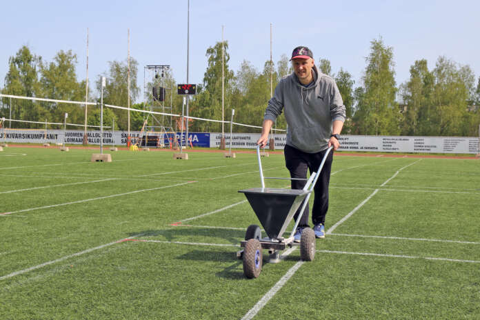 Power Cupin loppuvalmistelut etenivät aikataulussa. Jotain yllättävää turnausjärjestelyissä aina sattuu, esimerkiksi joillain pelikentillä Lauri Rantasen piti tarkistusmittausten jälkeen kalkita takarajoja uusiksi.