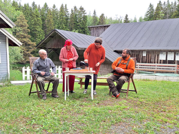 Eino ja Aila eivät ole yhtä mieltä naapuriin kesäksi muuttaneiden Elina ja Pekka Alhasen (Susanna Huolman ja Ossi Mäkelä) elämäntavoista ja läsnäolon tärkeydestä.