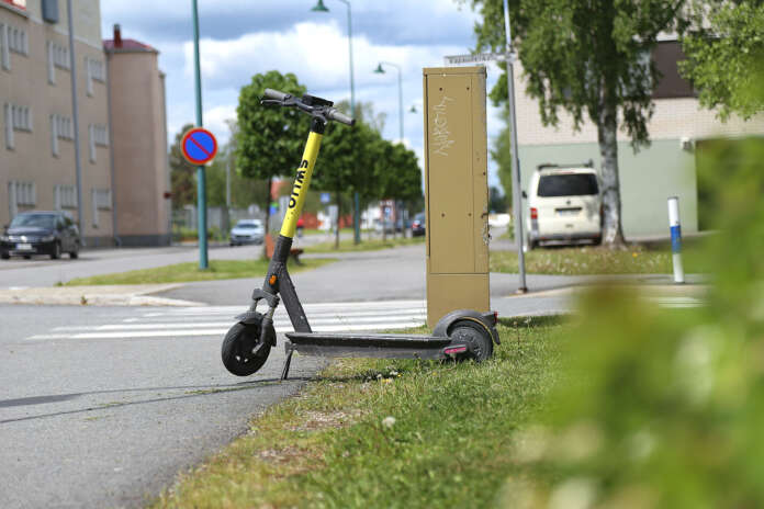 Sovelluksen ohjeiden mukaan sähköpotkulauta tulisi jättää pystyasentoon, eikä se saisi tukkia liikennettä.