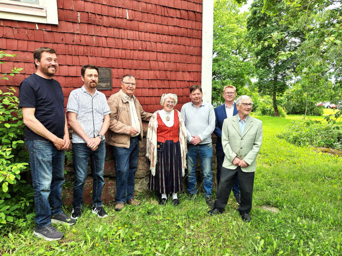 Talonpoikaiskulttuurisäätiö myönsi perinteisen rakennustavan kunniakilven Loimaan Vesikoskella sijaitsevalle Hollonmäen tilalle. Kilven ottivat vastaan Antti Aarnio, Anssi Aarnio, Timo Vellonen, Pia Hollo, Matti Aarnio ja Mikko Aarnio. Heikki Eskola edusti Loimaa-Seuraa.