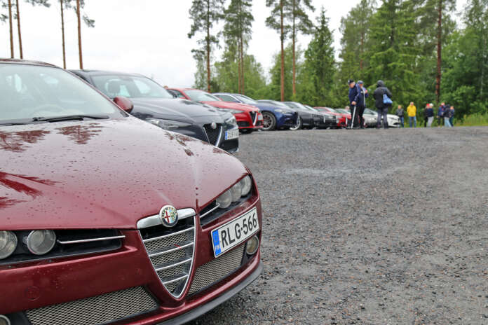Epävakainen sää sai monen harkitsemaan tarkkaan autovalintaansa. Moni jättikin vanhemman Alfansa talliin ja saapui tapaamiseen arkiautollaan. Toisin sanoen uudehkoja Giulioita Murskalla riitti.