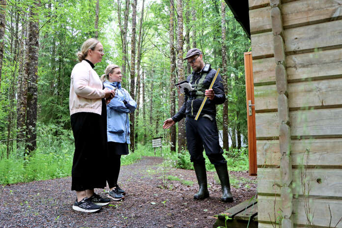 Säkylän kumppanuus- ja kehittämiskoordinaattori Minttu Kauniskallio ja vapaa-aikapäällikkö Riikka Kuusiniemi tapasivat Suomen Maastotieto oy:n Jarmo Rinkisen Virttaan Myllylähteen maastossa. He kartoittivat muun muassa turvekammin alueen esteettömyyttä.