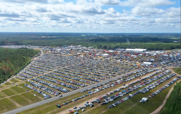 Oripään lentokentällä vieraili neljässä päivässä epävakaisesta säästä huolimatta vajaat 80 000 kävijää.