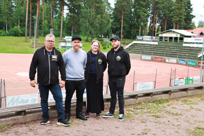 Lasse Laaksovirta, Johannes Häyhä sekä Emilia ja Toni Lehtonen valmistautuivat alkuviikosta Kuissi Rockin rakentamiseen.