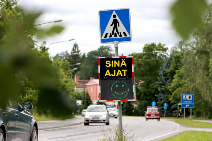 Hirvikoskentien nopeusnäyttötaulu palkitsi nopeusrajoitusta noudattaneen kuljettajan vihreällä hymyemojilla. Ylinopeutta ajaneelle se olisi väläyttänyt punaista mutrunaamaa.