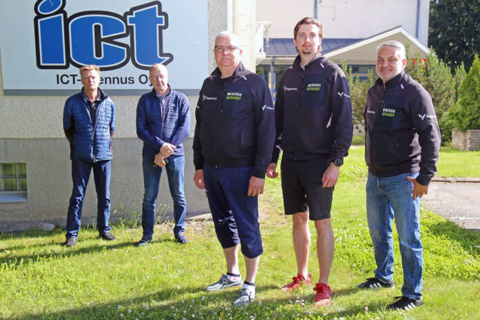 Pasi Kivilä ja Pekka Ruohonen jäävät hiljalleen pois ICT-asennuksesta. Kaksikko myi yrityksensä Raisiolaiselle Pajavirralle, jota kuvassa edustaa Jukka Virtanen, Ville Virtanen ja Jari Sjöholm