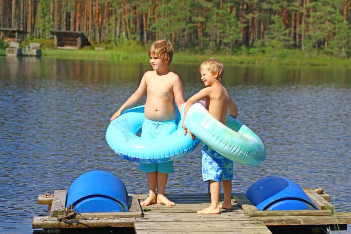 Lemmy, 8, ja Leon, 6, Ruonakoski nauttivat täysin rinnoin rantapäivästä Pikkupappisissa. Veljekset malttoivat pysyä aloillaan aurinkorasvan levittämisen ajan, ja noin sekunnin päästä oltiinkin jo laiturin päässä varmistamassa, että hyppylupa oli myönnetty.