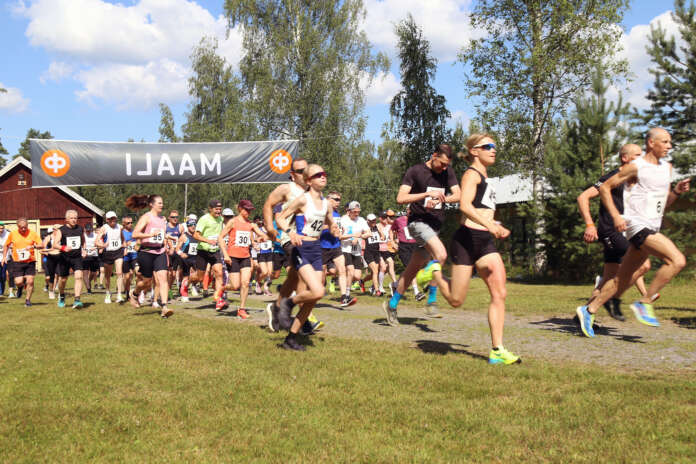 Aikuisten sarjoihin osallistui 68 kisaajaa. Viime vuoteen verrattuna hellekeli rokotti naisten ja ilman ajanottoa osallistuneiden määrää.