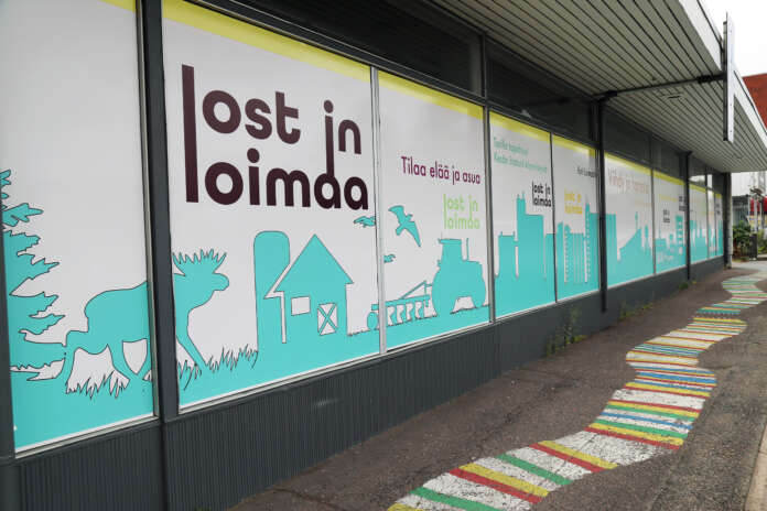 Lost in Loimaan logoihin ei ole voinut olla törmäämättä, mikäli torilla on asioinut. Torikulman kiinteistön liiketilan ikkunoita koristavat kampanjan sloganit.