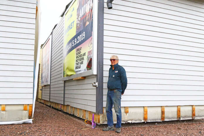 Laarimäki oy:n uudet tilat syntyvät aikaisemmin käytössä olleen, pohjanmaalaisen S-Marketin rakennuksen moduuleista. Toimitusjohtaja Tuomas Knuutila on tyytyväinen asentamisen helppouteen ja nopeuteen sekä kierrätysmahdollisuuteen. Moduulit painavat noin 25 tonnia.