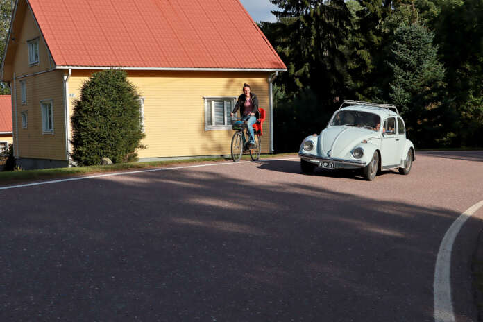 Mira Heikkilä ja Ossi Koski havainnollistavat, miten vaaralliseksi tilanne voi muuttua, jos tie muutetaan yksikaistaiseksi kylätieksi. Jos kurvissa tulee toinen ajoneuvo yllättäen ylinopeutta vastaan ja reunassa polkee pyöräilijä, kuka silloin väistää ja mihin.
