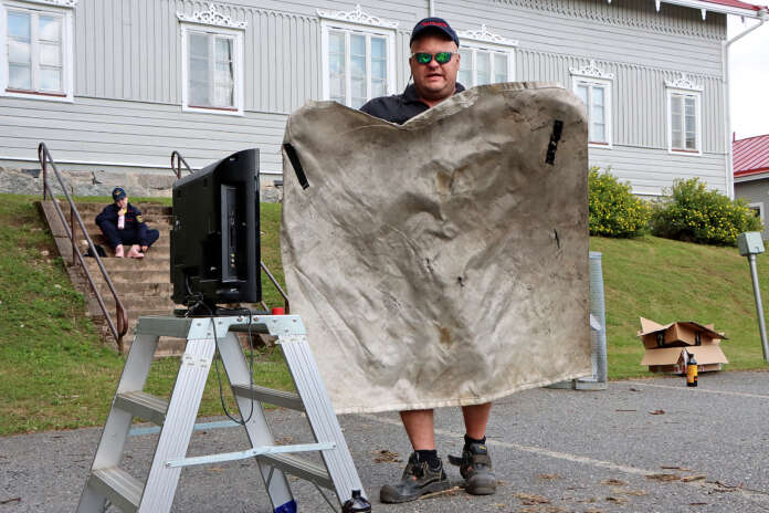 Sammutuspeitettä käytettäessä on tärkeää suojata omat kädet palamiselta, palokunnan päällikkö Jussi Tuominen Metsämaan VPK:sta näytti. Hän kertoi peitteen olevan edullinen hankinta, sellaisia löytyy peruskaupoista.