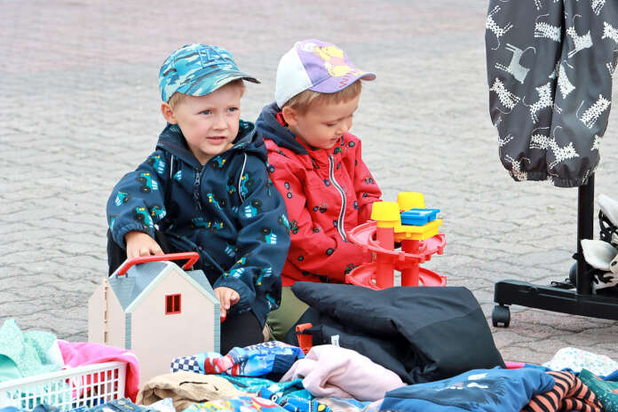 Luukas, 2, ja Mikael, 4, Mattilan äiti hieroi kauppaa vaatteista, mutta veljekset olivat paljon kiinnostuneempia leluista.