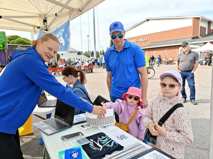 Meri Virtanen esitteli Alastaron Sykkeen syyskauden liikuntakurssien tarjontaa. Emilia Kivelä kirjautui valitsemilleen kursseille, ja sillä välin Ville Talvitie kokeili Melinan ja Alinan kanssa arpaonneaan.