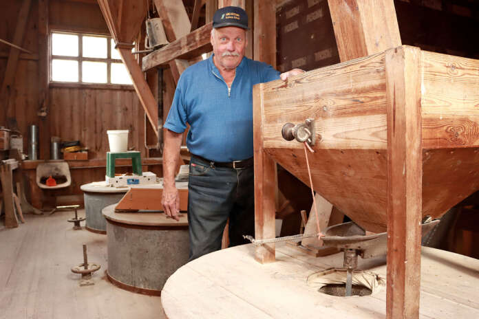 Ypäjänkylässä sijaitseva Ypäjän vehnämylly on Simo Suonpään äidinisän vuonna 1942 rakentama. Koneet ovat alkuperäiset ja ne on hankittu ennen sotia Saksasta.