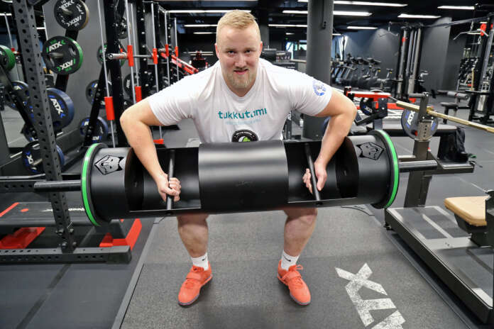 Suomen vahvin mies -kilpailussa yhdeksänneksi sijoittunut Antti Hakamäki tekee peruspunttitreeninsä Loimaalla Victory Gymillä. Voimamieslajeja hän treenaa Woimasali Aurassa ja hän kertookin panostaneensa lajitekniikoihin hyvin paljon viimeisen vuoden aikana.