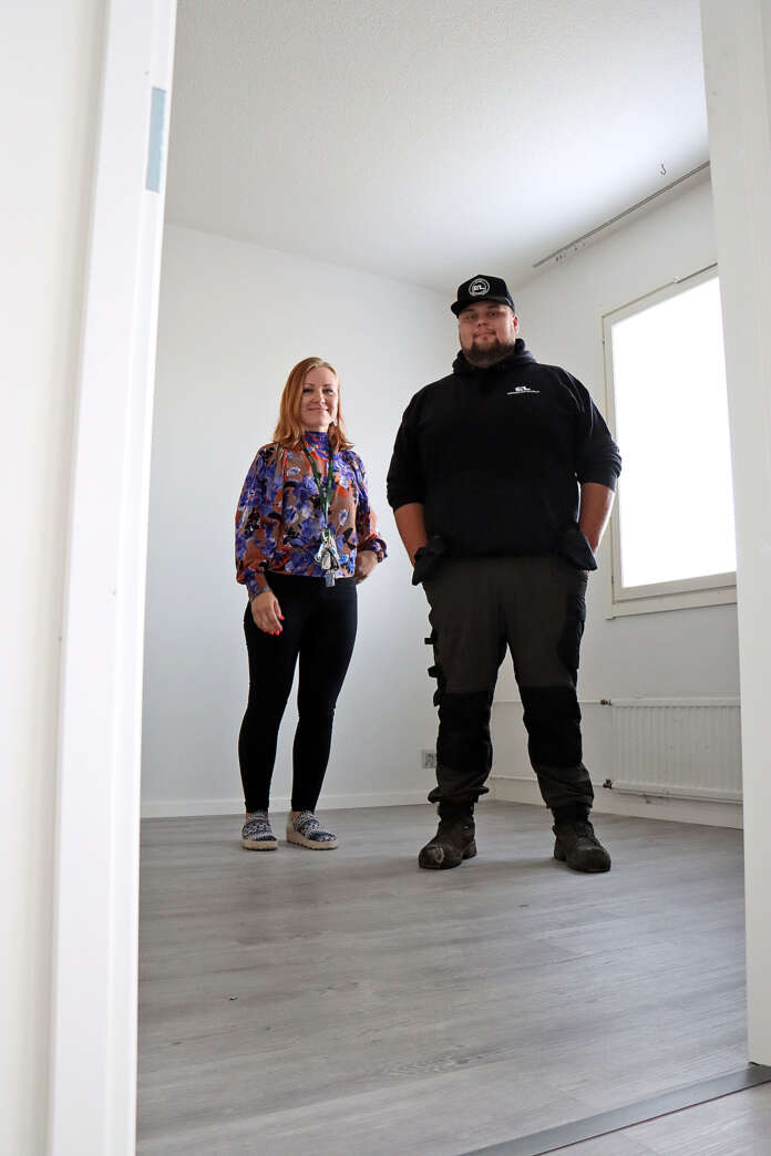 Yhdestä suuresta makuuhuoneesta saatiin väliseinän lisäämisellä kaksi edelleen reilun kokoista huonetta. Neljän huoneen asunto sopii hyvin esimerkiksi lapsiperheille tai omia työhuoneita kaipaavalle pariskunnalle, EL-kiinteistöpalvelujen Elmeri Laaksonen ja Hulmin Huollon Heidi Ojala pohtivat.