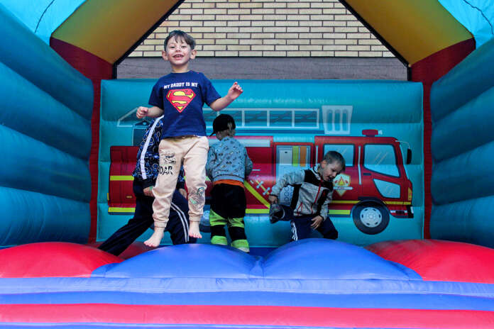 Supermies-paitaan pukeutunut Dominic Danut, 4, pomppi riemuissaan linnassa, jonka seinät oli kuvitettu palokunta-aiheella.