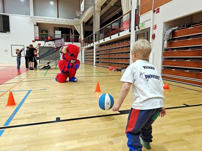 Veikko Vainio, 3, oli tapahtuman ehkä innokkain koripallofani. Biisonien maskottia oli ihan kiva nähdä, jos se ei tullut liian lähelle. Pallotteluun Veikko oli heti valmis.