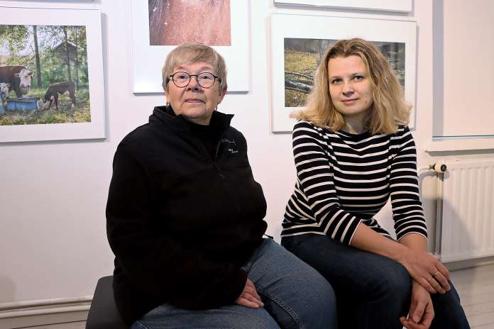 Raija Tuomisen ja Irina Heinosen valokuvanäyttely on nimeltään Maan lapset. Kuviin he ovat ikuistaneet suomalaista luontoa ja kotieläimiä. Näyttely on esillä Taidetalossa.